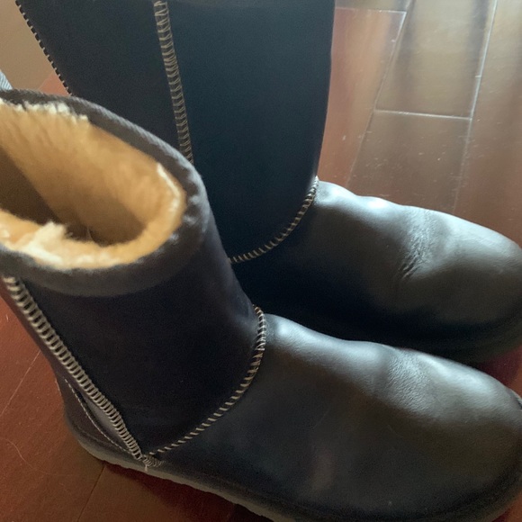 UGGS - Picture 3 of 5